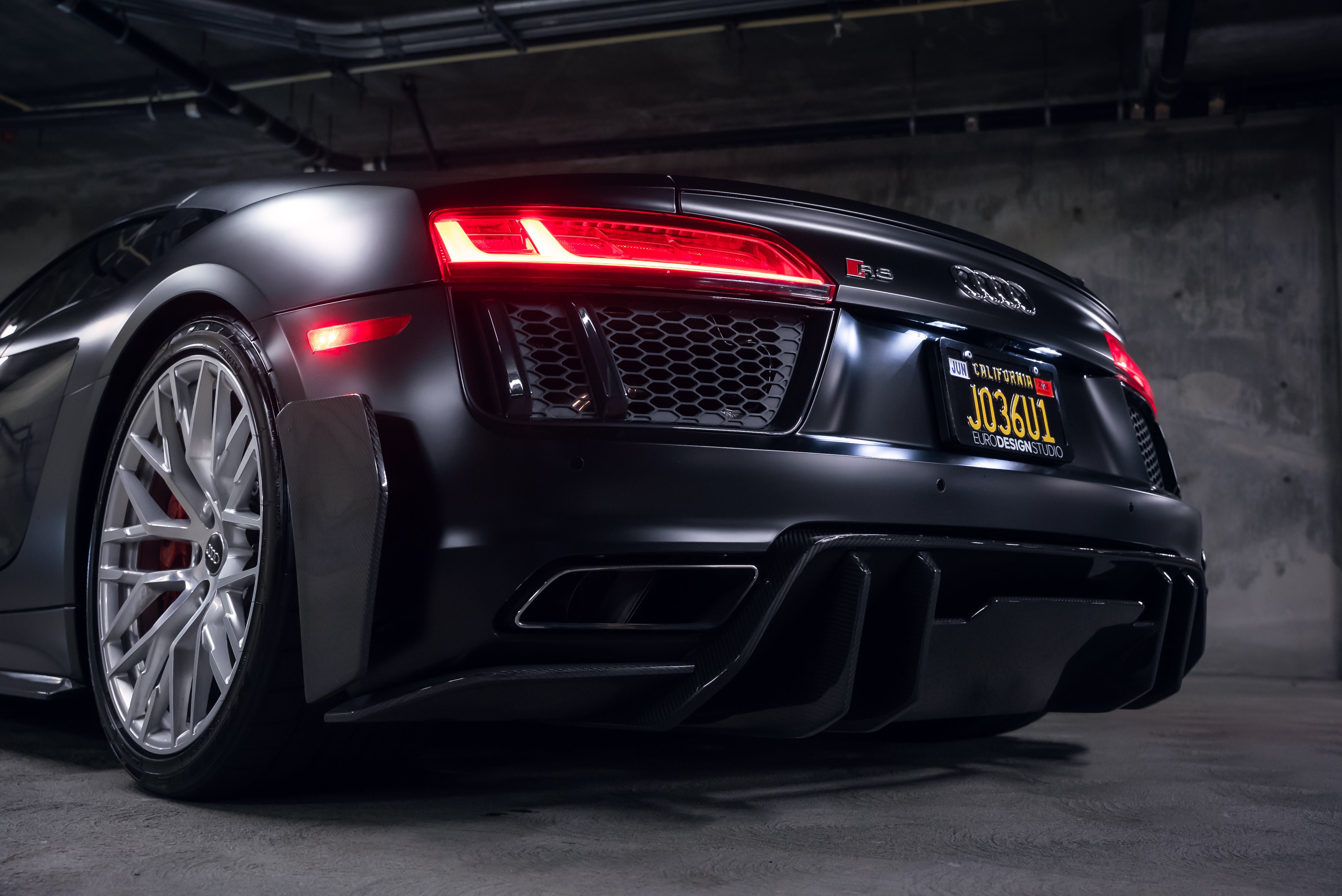 Audi R8 Carbon Fiber Rear Splitter/Spats V Style